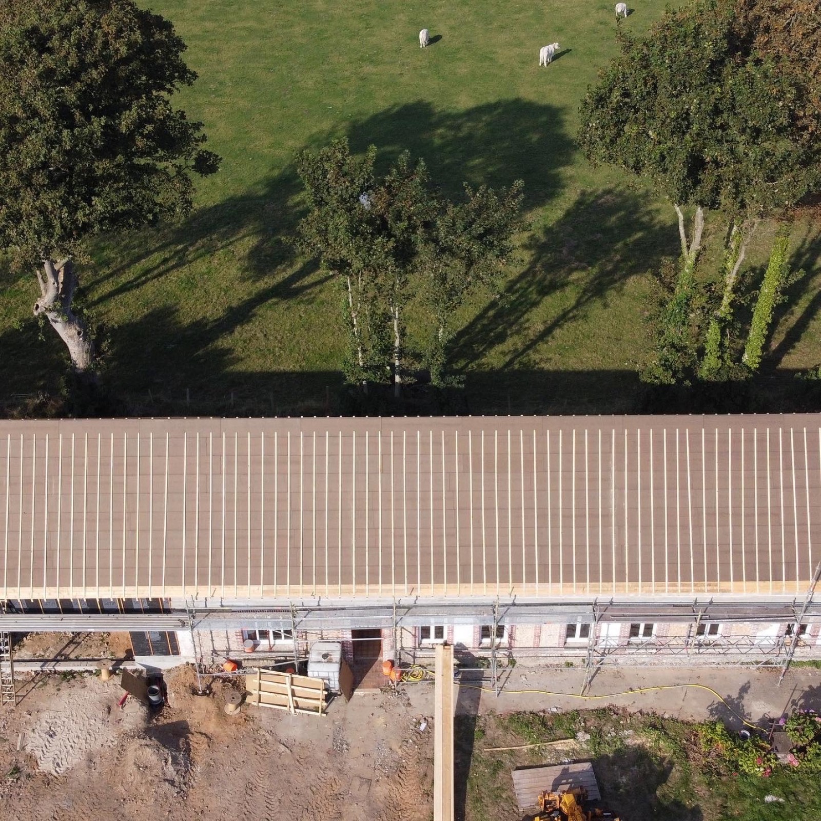COUVERTURE D'UNE MAISON EN ARDOISE NATUREL D'ESPAGNE CUPA 30 X 20 ARDOISIER 12 AUX CROCHETS INOX D'ANJOU AVEC ISOLANT CELIT EN SEIN-MARITIME