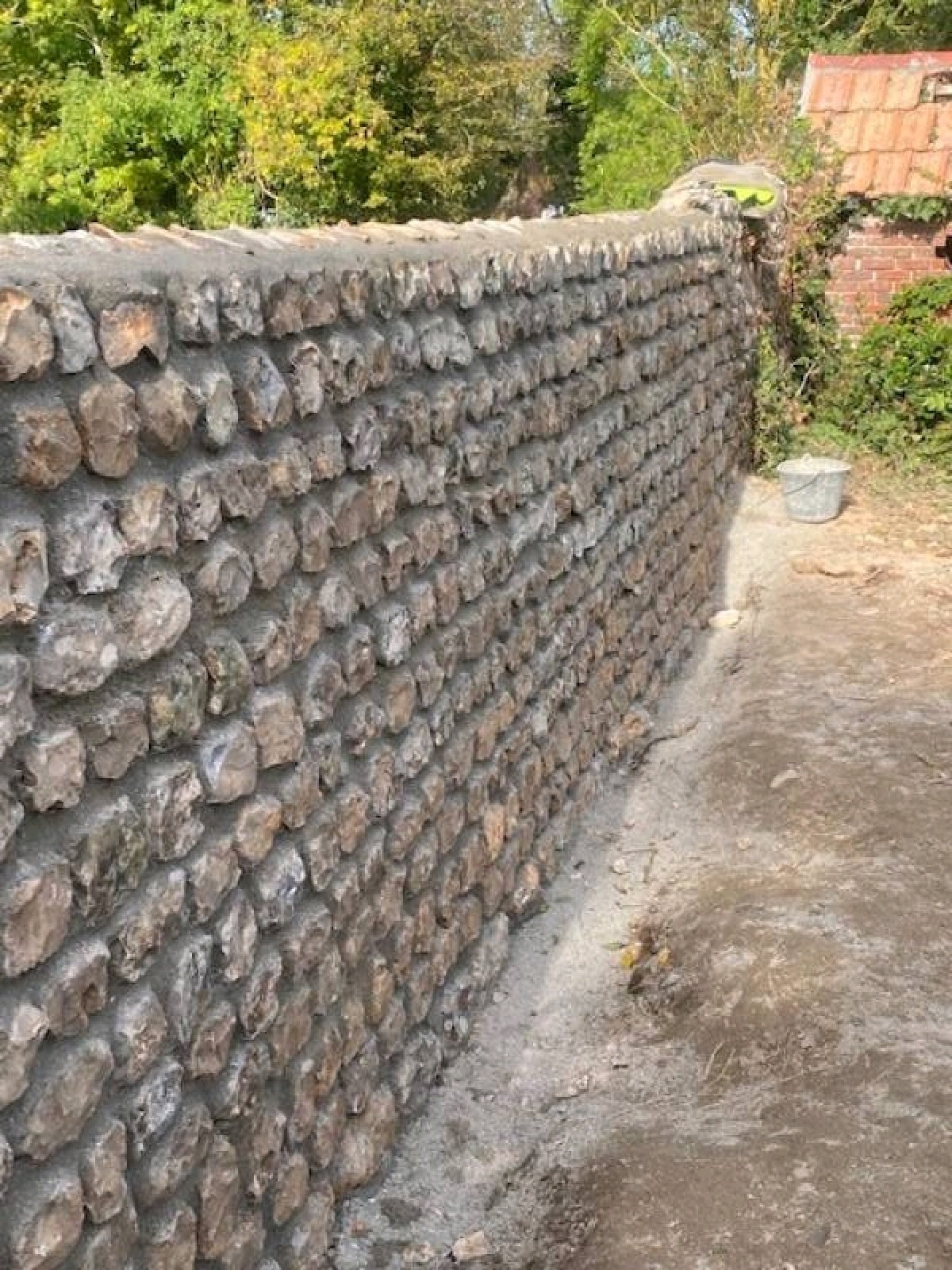 Nettoyage et rénovation d'un mur de clôture en  silex secteur Angerville la martel proche de Valmont