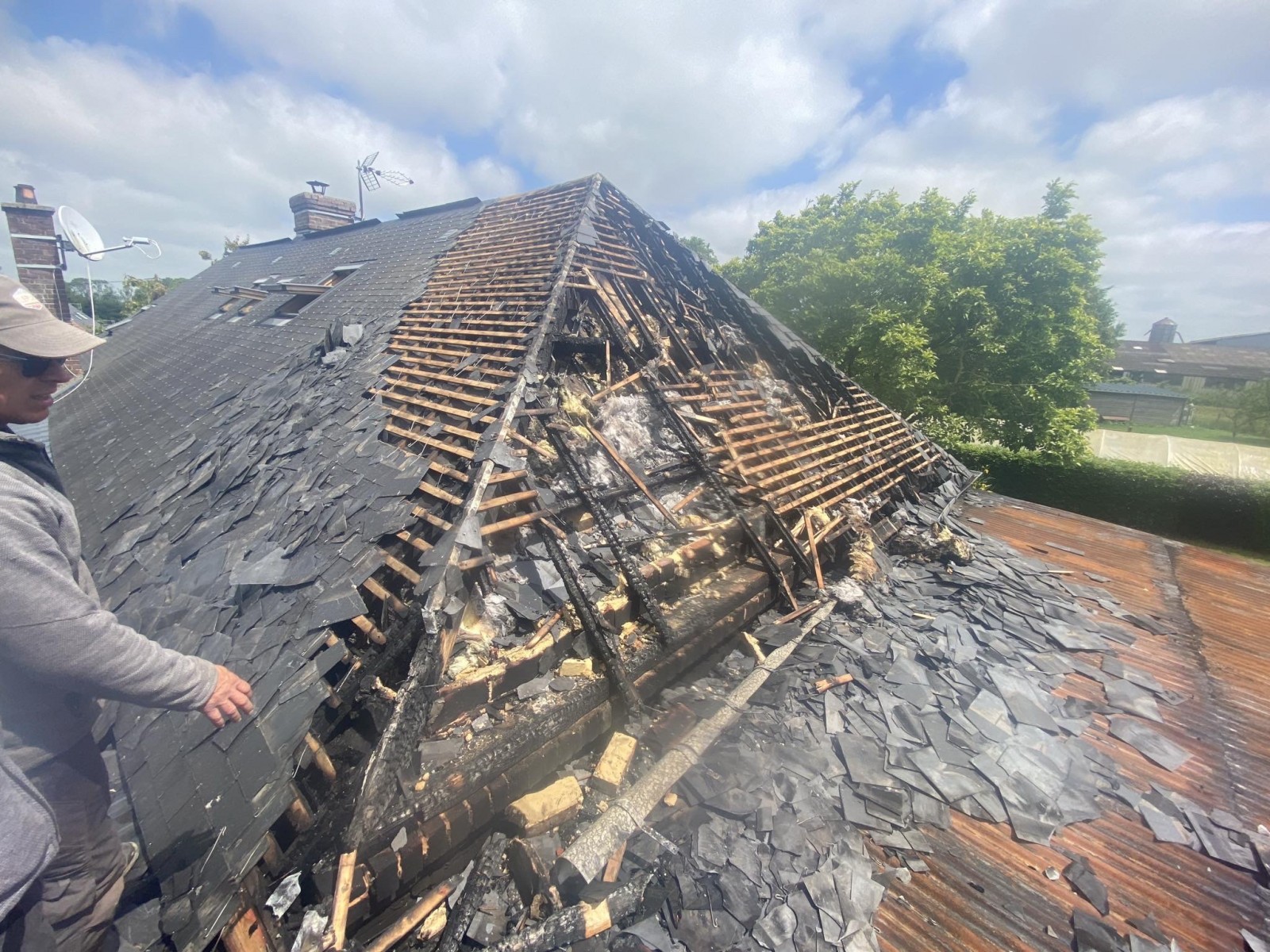 Rénovation d'un toit de maison et de garage suite aux dégâts causés par un incendie proche d'Angerville-la-Martel