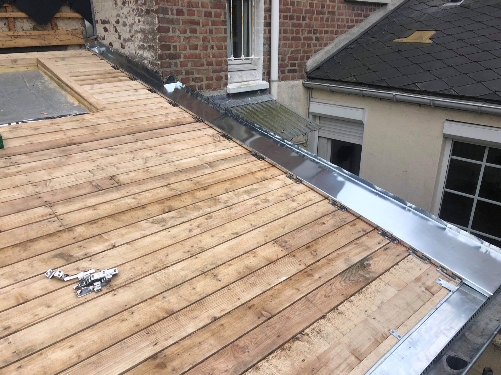 COUVERTURE D'UNE ARRIERE CUISINE EN ZINC JOINT DEBOUT AVEC ISOLATION TRISO SUPER 12 BOOST'R  A FECAMP EN SEINE MARITIME 76