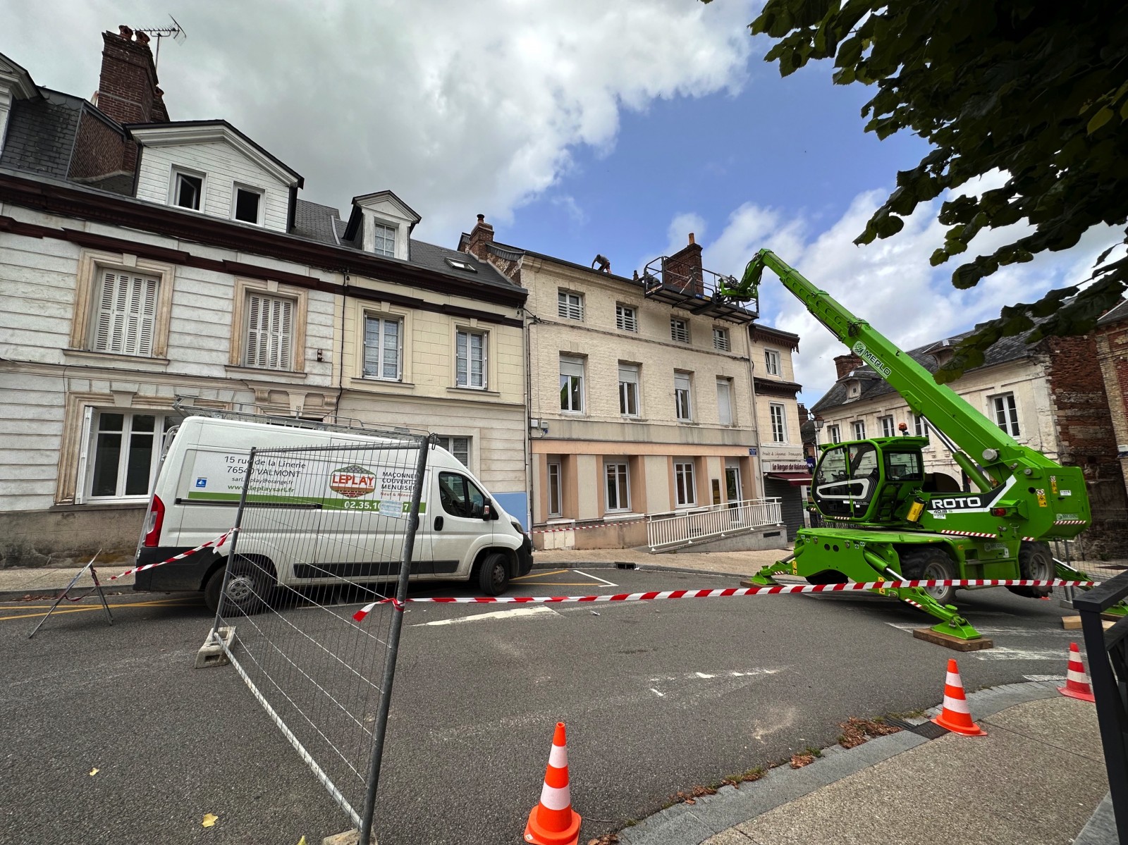  Grattage démoussage d’une toiture en ardoise à Valmont, proche de Fecamp, 76