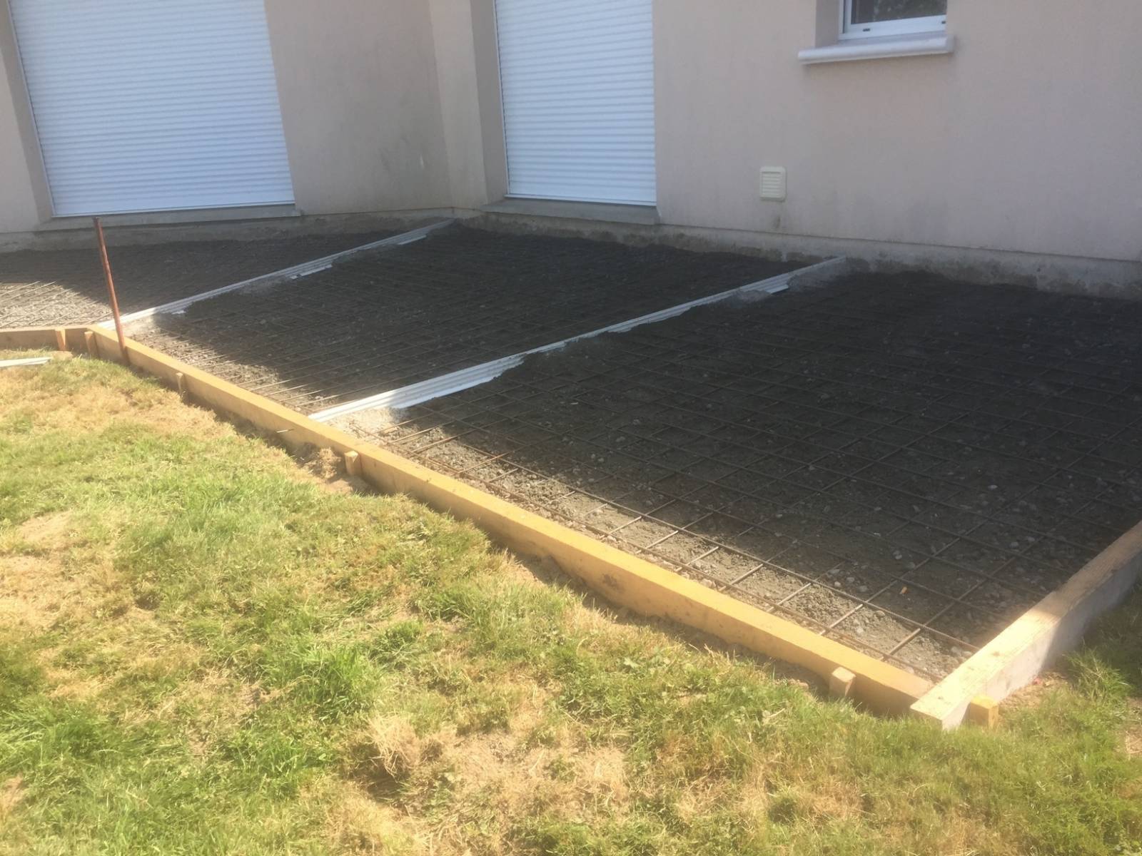 Création d'une terrasse en béton devant une maison région de Valmont proche de Bolbec