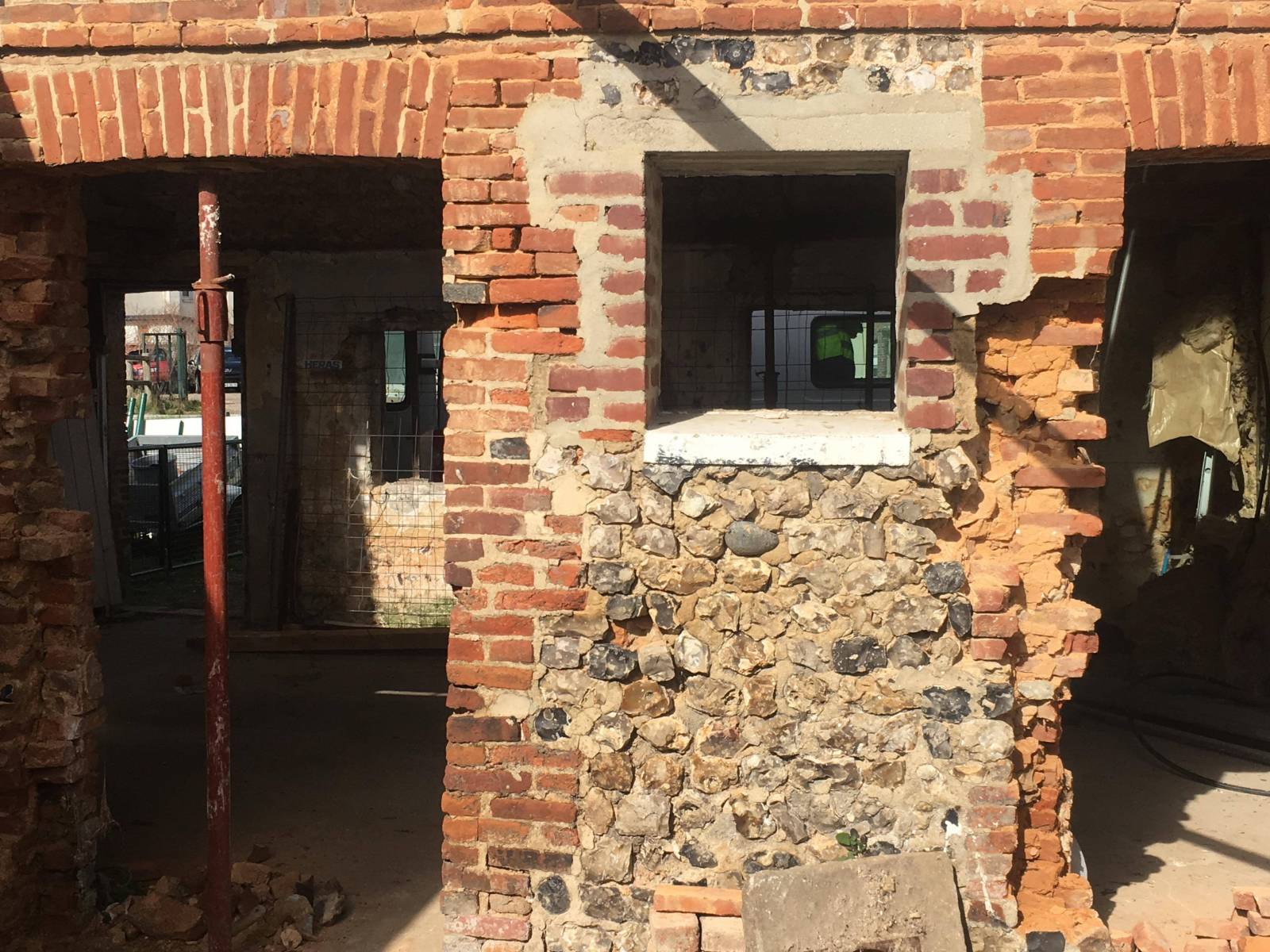 Travaux de rénovation dans une ancienne maison en brique et silex à la suite d'un agrandissement réalisé par notre entreprise LEPLAY SARL situé à Valmont secteur Fécamp