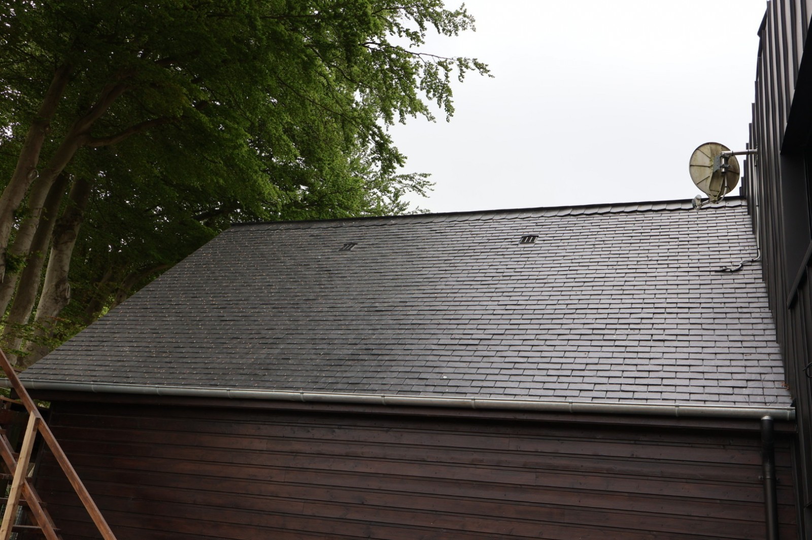 Artisan couvreur Fécamp : réfection d’une toiture ardoise au crochet inox Anjou color sur une maison normande