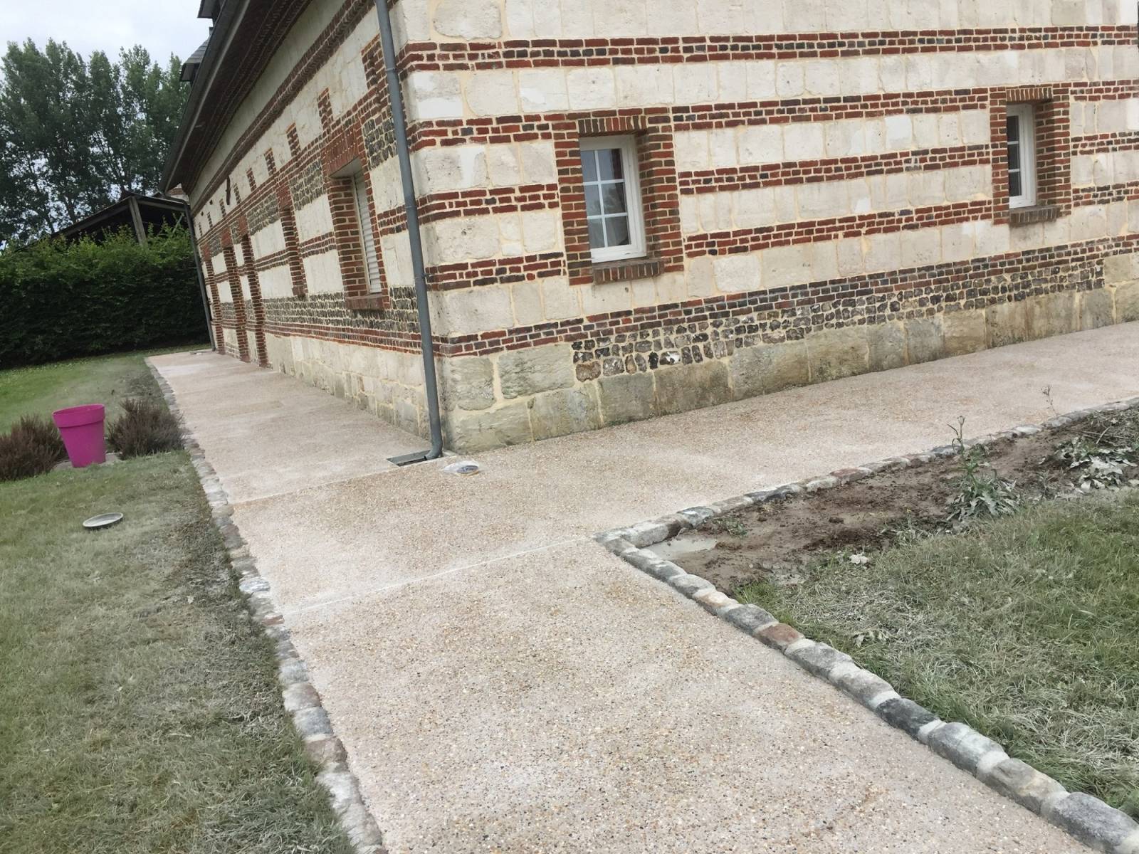 Réalisation d'un trottoir en béton désactivé gris perlé proche goderville 76