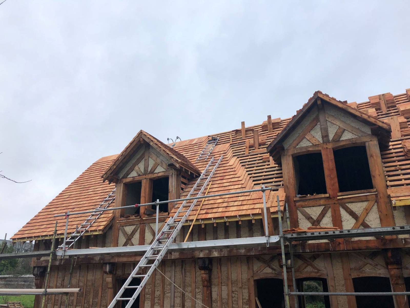 COUVERTURE D'UNE MAISON EN BARDEAUX DE BOIS EN MELEZE EN SEINE MARITIME PROCHE DE FECAMP