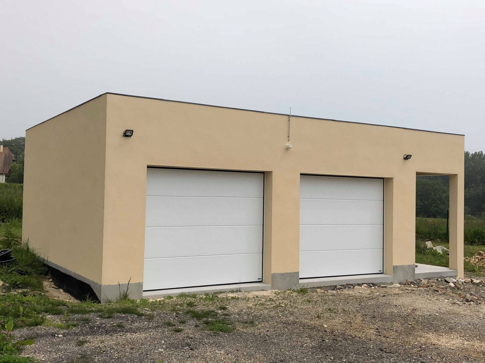 Construction d'un double garage en agglos  avec tôle bac acier isolant région Valmont 76