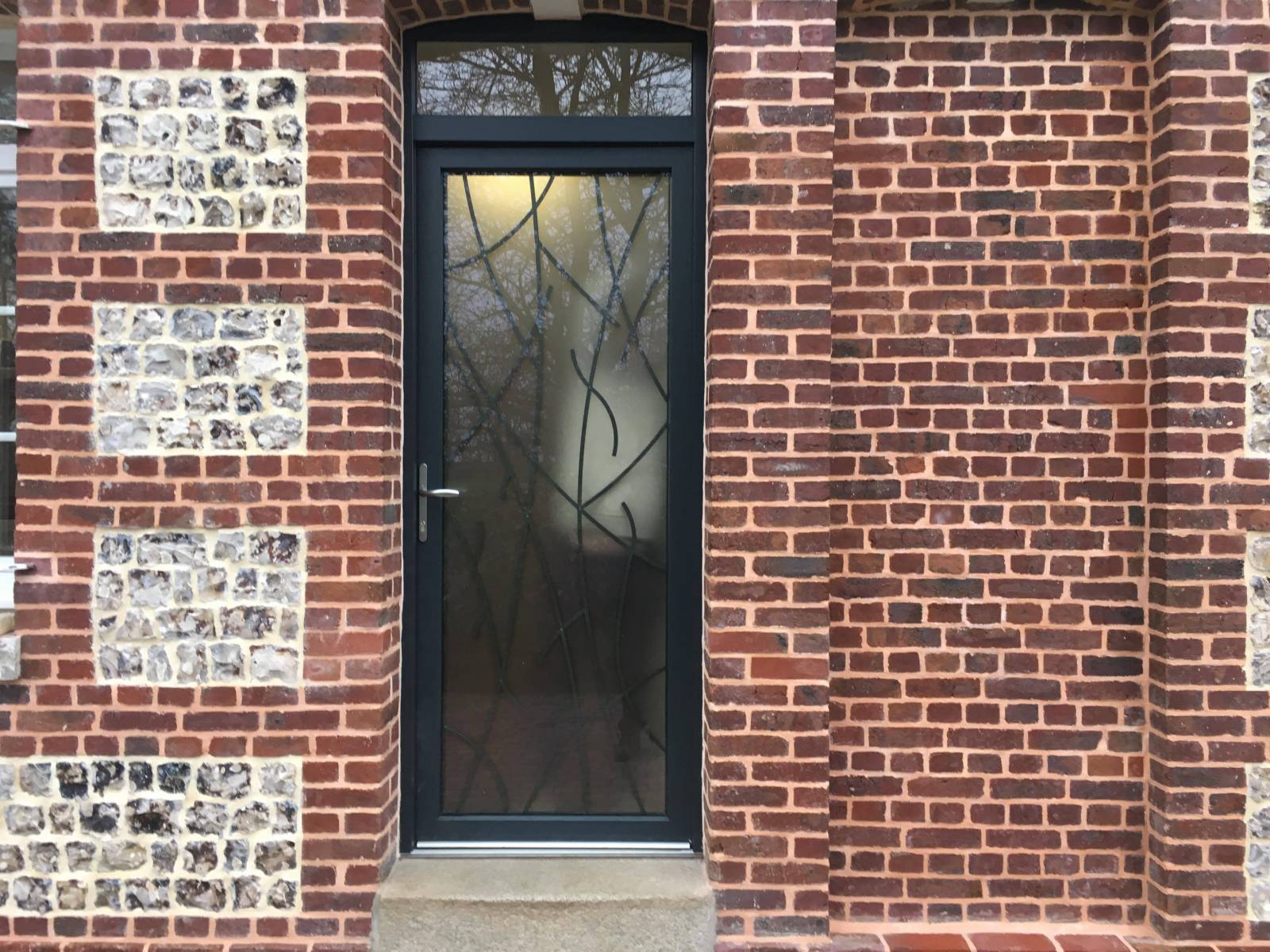 Ravalement en joint sur brique et silex avec changement de la porte d'entrée proche Fauville en Caux en Seine-Maritime 76