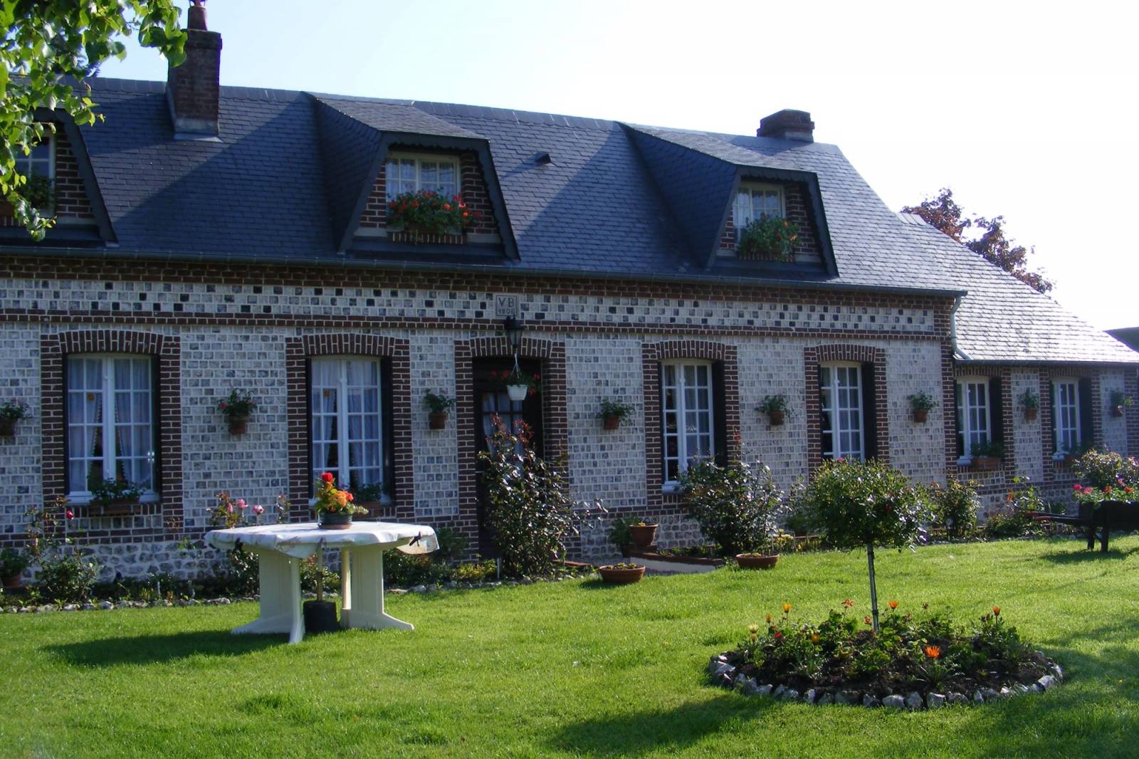 Réalisation de joints Anglais sur silex et de joints plats sur de la brique à une maison Normande proche de Goderville