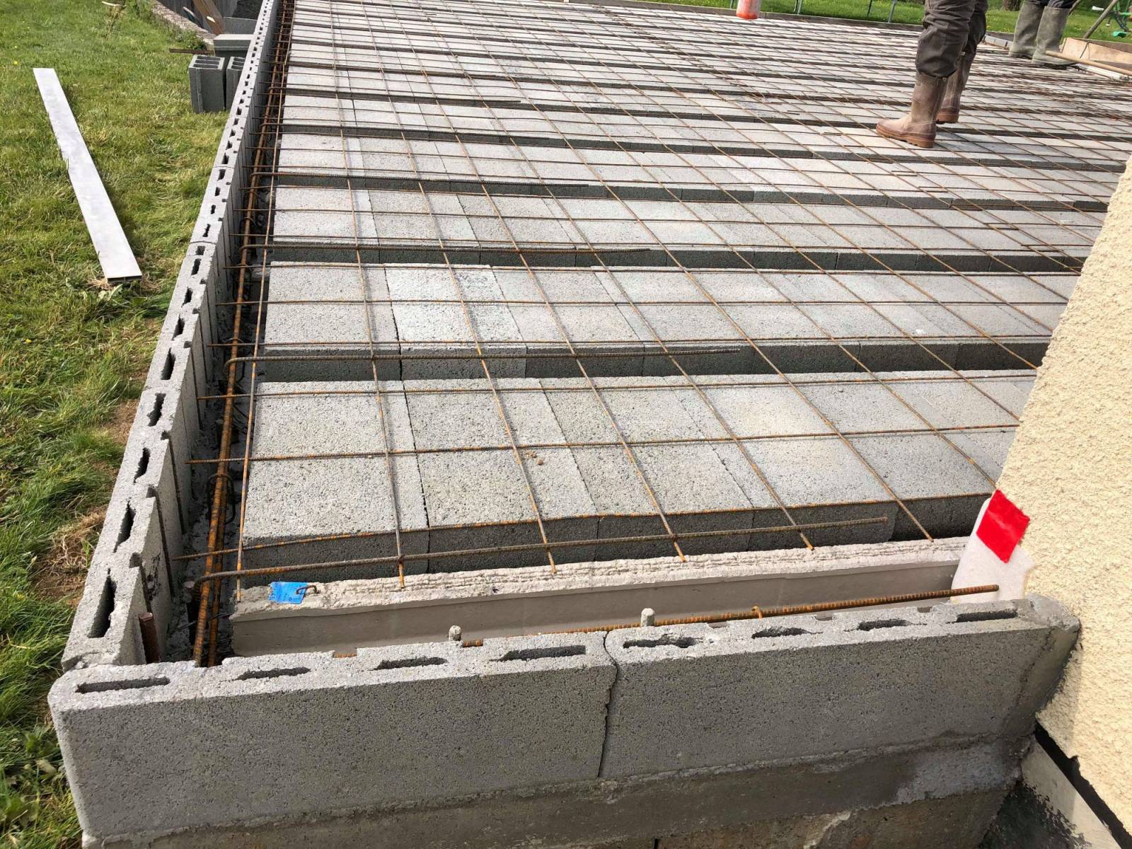 Terrasse en béton au dessus d'une porte de garage avec un dallage en béton secteur Valmont proche de Fauville en Caux