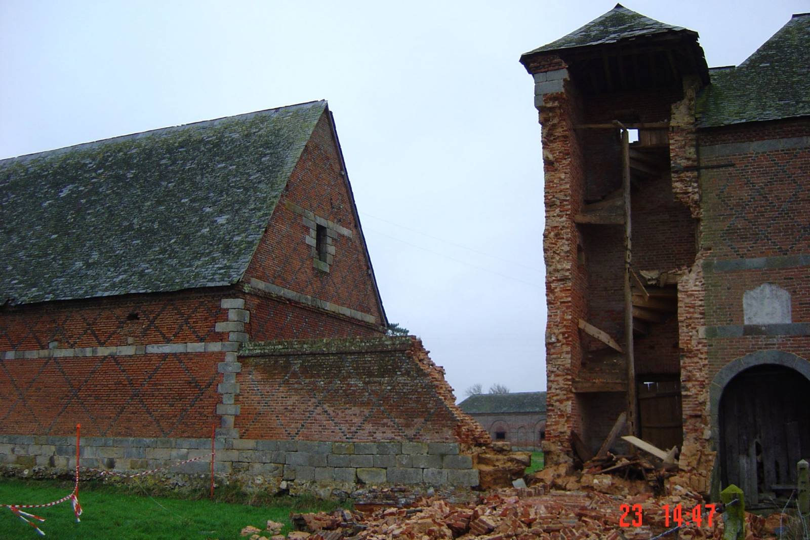 Reconstruction à l'identique de la tour en brique et pierre suite à un sinistre proche de Fécamp