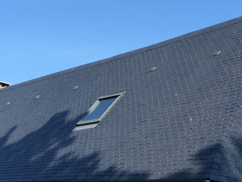 Démoussage sur une toiture en tuile secteur de Fécamp proche d'Etretat