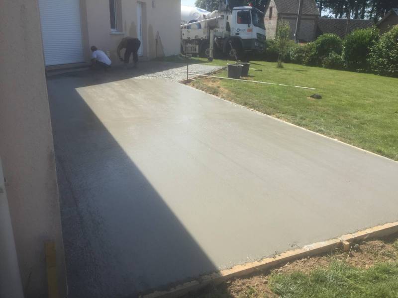 Création d'une terrasse en béton devant une maison région de Valmont proche de Terre de Caux