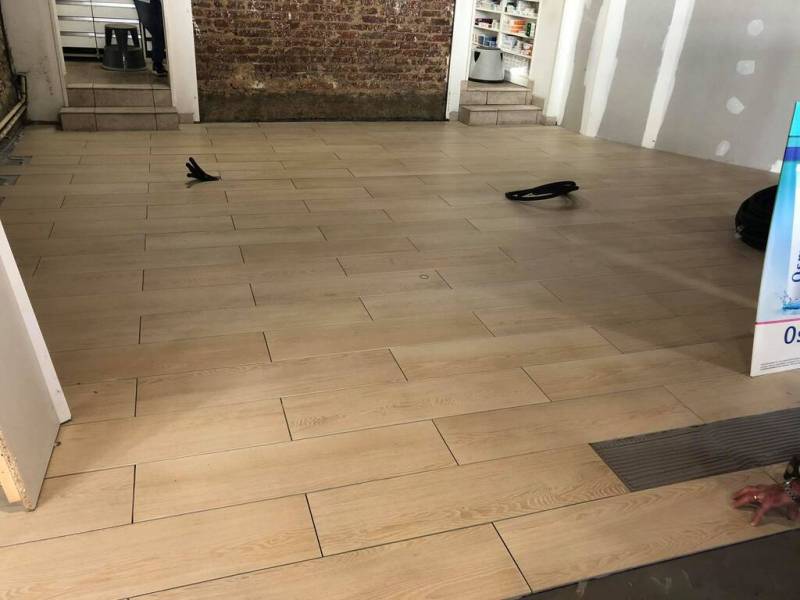 Pose de carrelage grès cérame dans un magasin à Valmont en Seine-Maritime