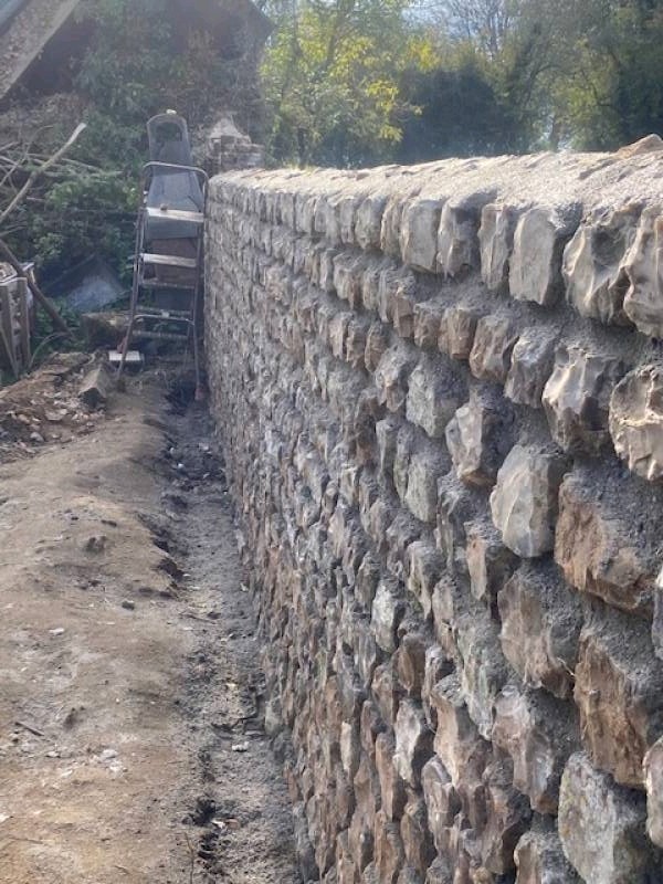 Nettoyage et rénovation d'un mur de clôture en  silex secteur Angerville la martel proche de Valmont