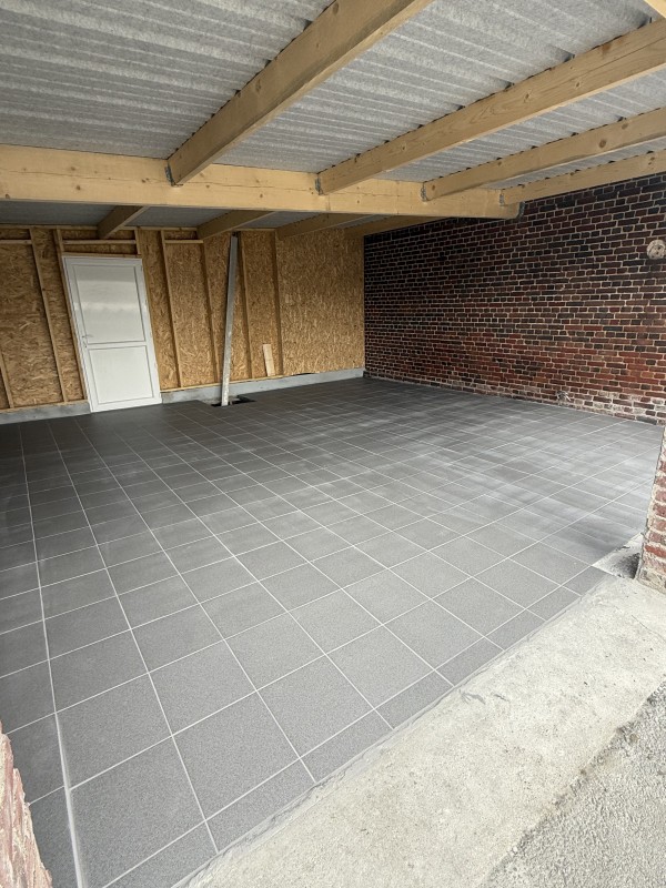 Rénovation d’un sol en carrelage de maison et de garage suite aux dégâts causés par un incendie vers Fécamp en Seine-Maritime