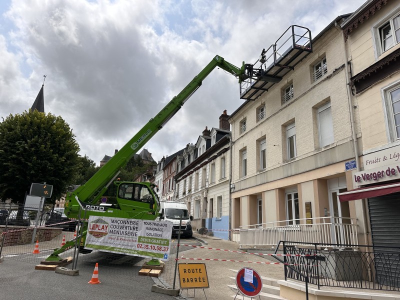  Grattage démoussage d’une toiture en ardoise à Valmont, proche de Fecamp, 76